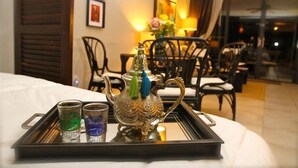 1 غرفة نوم وخزنة داخل الغرفة ومكتب ومكواة/لوح كي