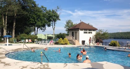 Pocono Lakefront 2BR 1000Sqt. Apt Minutes From Ski Slopes! Condo w/Wifi Cable TV