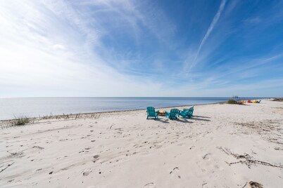 Oceanfront 3BR/2BA. Sleeps 10. Private Beach. Gulf Views. Ocean Springs