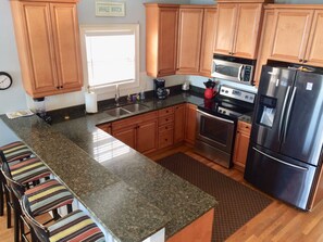 Réfrigérateur, four à micro-ondes, un four, surface de cuisson