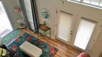 TV, caminetto, videogiochi, lettore DVD