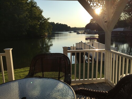 Lakefront Cottage on a Quiet Cove plus Kayaks, Canoe & Pedal Boat