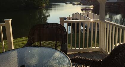 Lakefront Cottage on a Quiet Cove plus Kayaks, Canoe & Pedal Boat