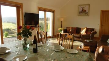 Panoramic House, 1 Bedroom, Hot Tub, Mountain View (Druim Buidhe) | Living area | Flat-screen TV