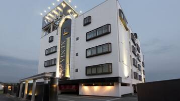 Fachada del alojamiento - Noche