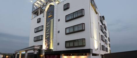 Fassade der Unterkunft – Abend/Nacht