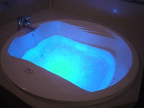 Uma banheira com luz azul.