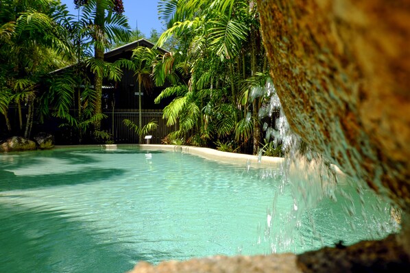 Outdoor pool, open 7 AM to 9 PM, sun loungers - Cassawong Cottages (Wongaling Beach)