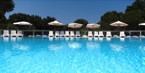 2 piscinas externas, guarda-sóis, espreguiçadeiras