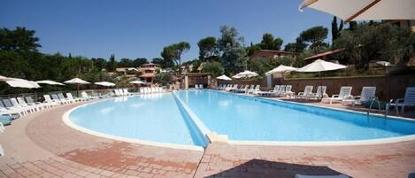 2 ulkouima-allasta, aurinkovarjoja, aurinkotuoleja