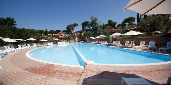 2 piscines extérieures, parasols de plage, chaises longues