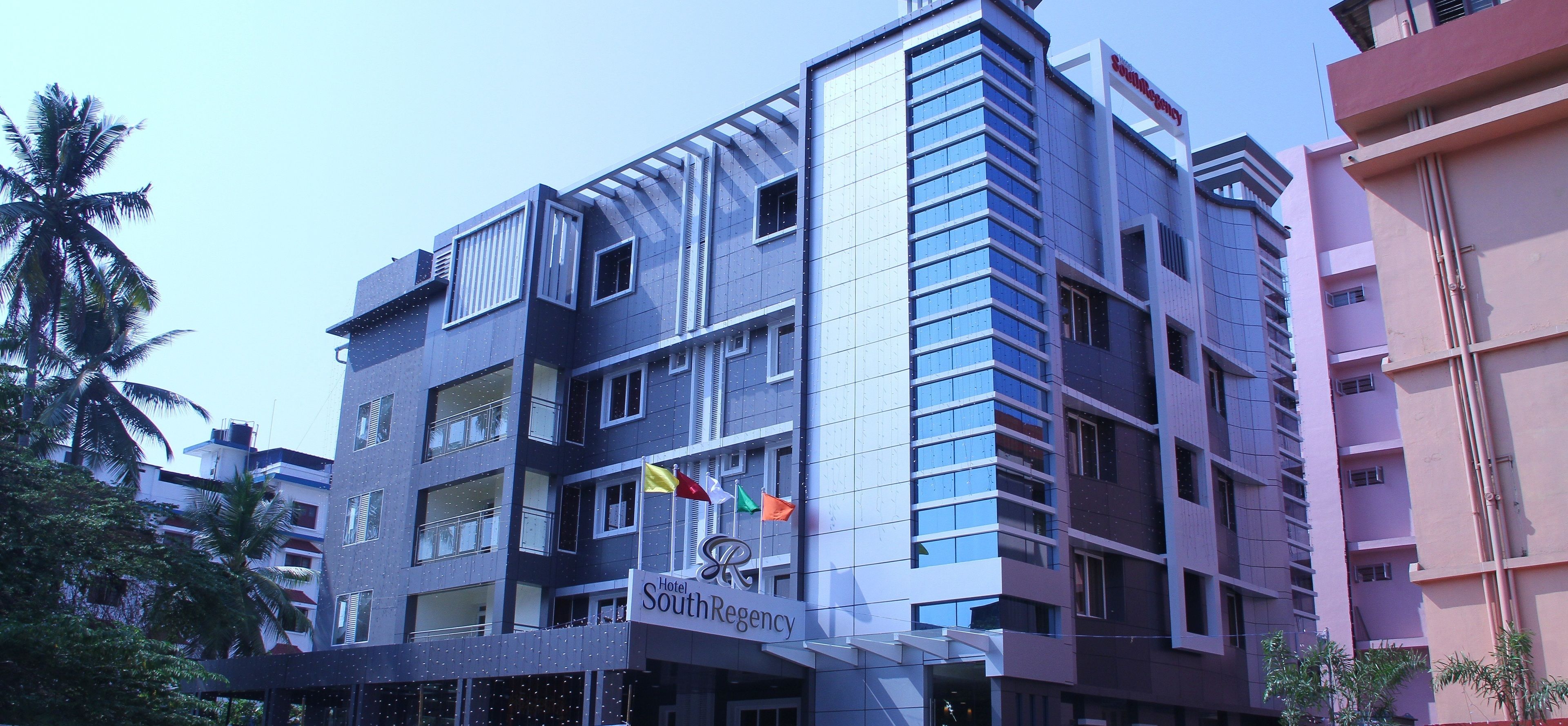 Et hotel med flere etager, moderne facade, altaner og et skilt, der angiver, at det er South Regency Hotel.