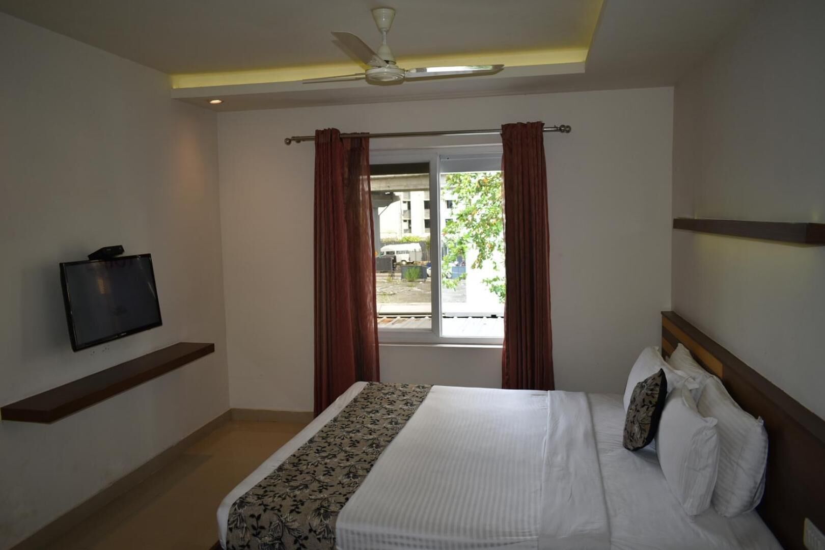 高档床上用品、办公桌、笔记本电脑工作区、隔音