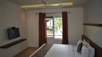 Peralatan tempat tidur premium, meja, ruang kerja komputer riba