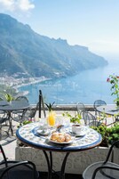 Ropa de cama de alta calidad y minibar 