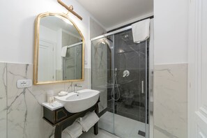 Chuveiro, produtos de toalete grátis, secador de cabelo 