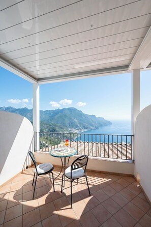 Dobbeltrom – deluxe, balkong, sjøutsikt | Terrasse/patio