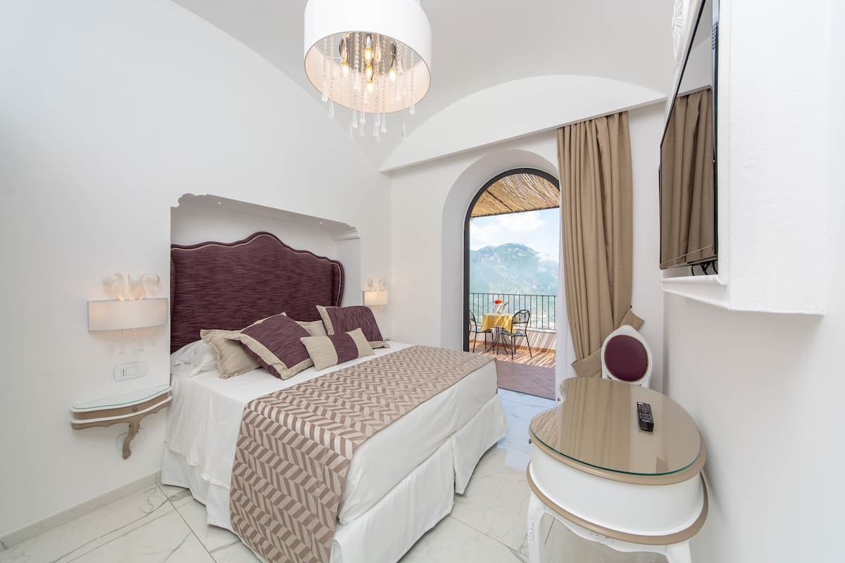deluxe double room, balcony, sea view | premium bedding, minibar, in-room safe, individually decorated