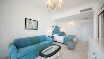 Suite junior, Terraza, vista al mar | Ropa de cama de alta calidad y minibar