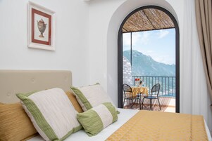 Ropa de cama de alta calidad y minibar 