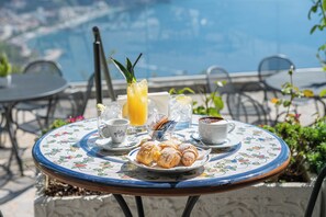 Chambre Double Supérieure, terrasse, vue mer | Repas de petit déjeuner