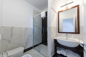 Chambre Double Deluxe, balcon, vue mer | Salle de bain | Douche, articles de toilette gratuits, sèche-cheveux, peignoirs