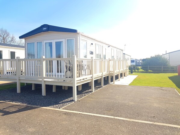 Premier Mobile Home, Multiple Beds, Non Smoking, Lake View | 3 bedrooms, iron/ironing board, bed sheets - Sycamore Farm Park Ltd (Skegness)
