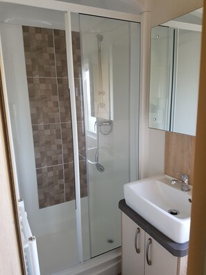 Premier Mobile Home, Multiple Beds, Non Smoking, Lake View | Bathroom | Shower, towels - Sycamore Farm Park Ltd (Skegness)