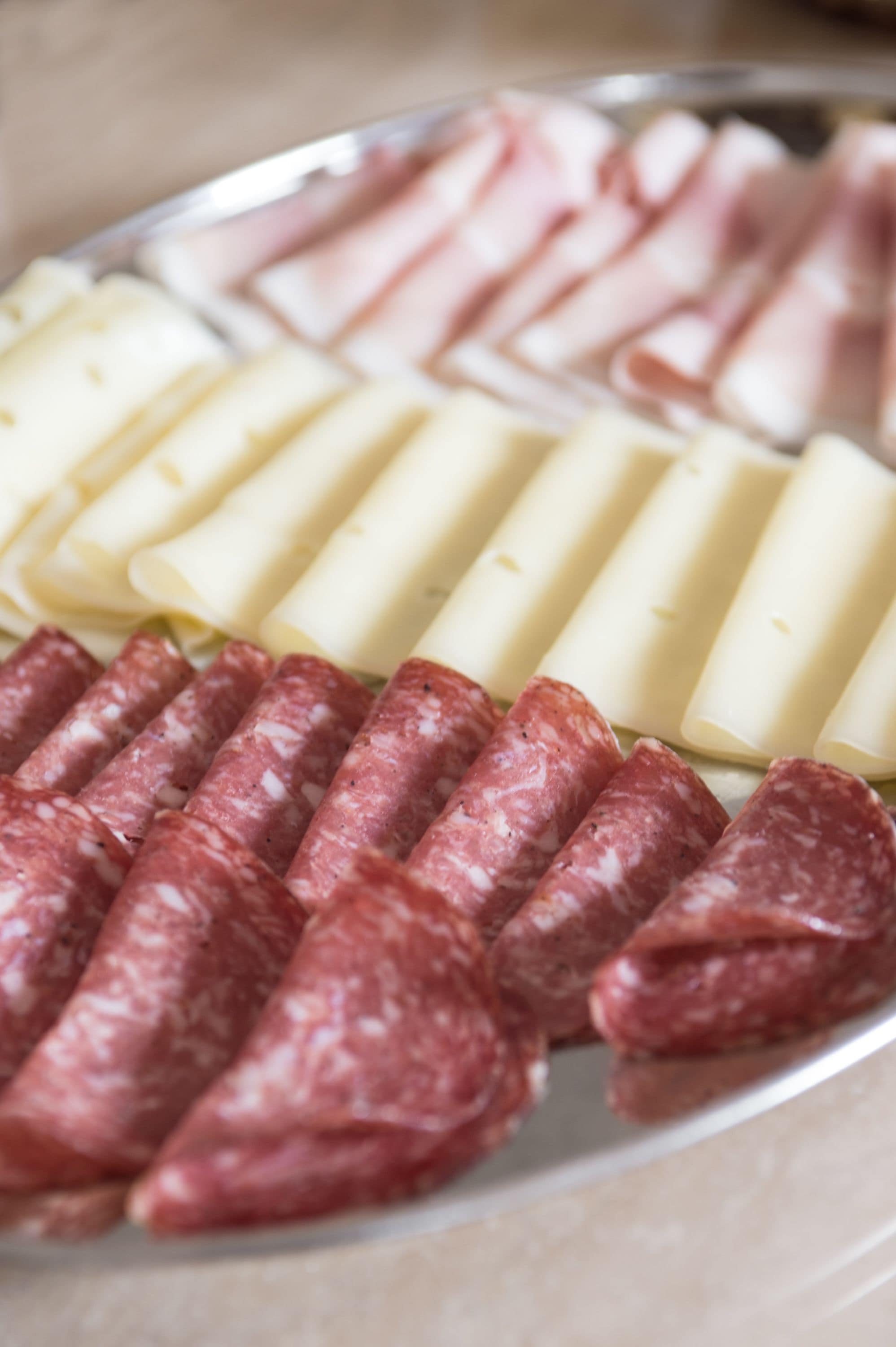 Una bandeja con diversos tipos de carne y quesos.