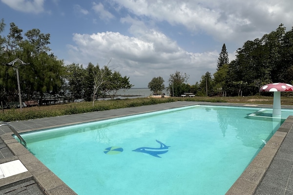 10 outdoor pools