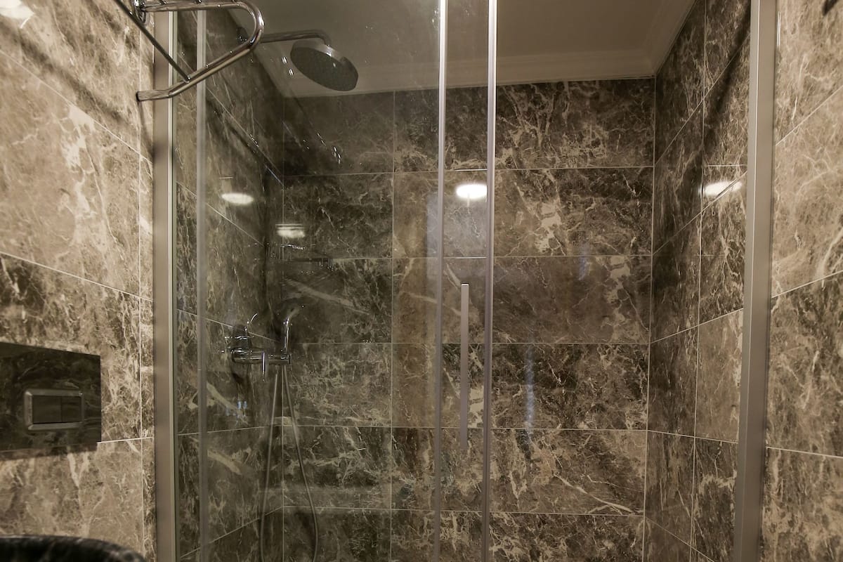 economy twin room, accessible | bathroom shower