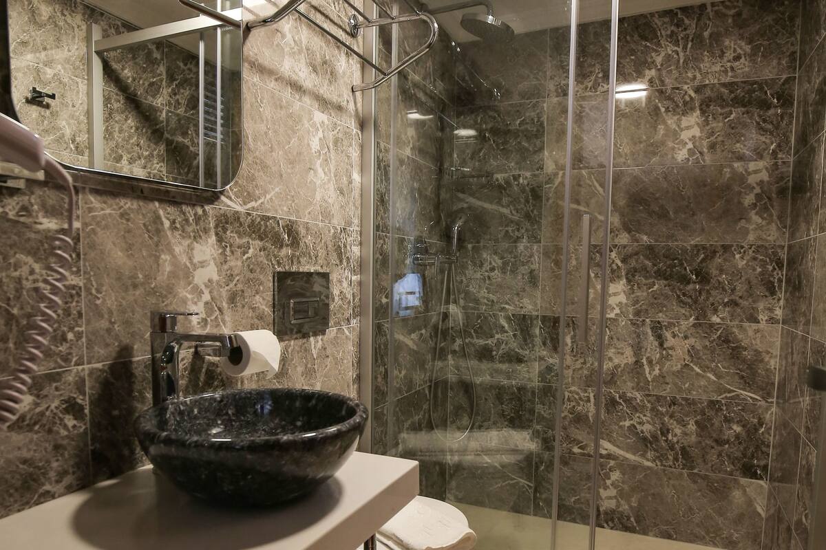 shower, free toiletries, hair dryer, slippers
