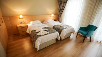 Habitación estándar con 1 cama matrimonial o 2 individuales | Minibar, caja de seguridad en la habitación y escritorio