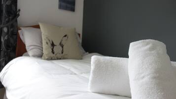 Single Room (Esthwaite) | Individually decorated, individually furnished, blackout drapes