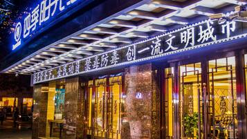 Premium bedding, minibar, desk, blackout drapes