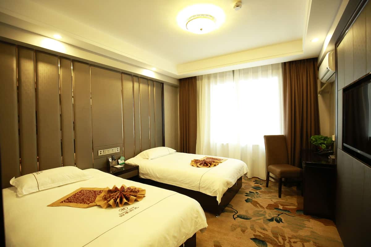 Premium bedding, minibar, desk, blackout curtains