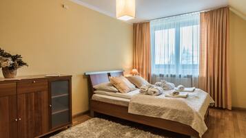 Rumah Comfort, beberapa kamar, area taman | 7 kamar tidur, meja kerja, dan setrika/meja setrika