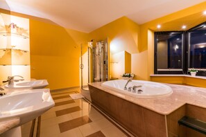 Casa Confort, varias habitaciones, en la zona del jardín | Baño | Artículos de higiene personal gratuitos, secador de pelo y albornoces