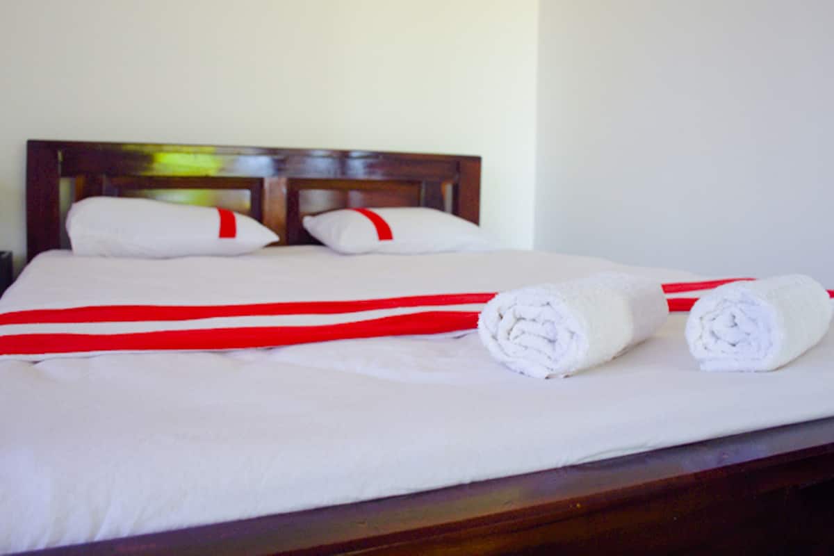 Minibar, desk, soundproofing, iron/ironing board