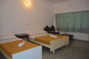 Chambre Triple Deluxe, 1 chambre | Salle de séjour | Télévision