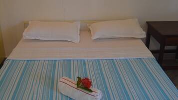 Standard-Doppelzimmer, 1 Schlafzimmer | 1 Schlafzimmer, individuell eingerichtet, Schreibtisch, Zustellbetten