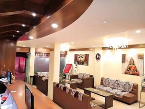 Superior Double Room, 1 Double Bed, Mountain View | Living area - Hotel White Yak (Darjeeling)