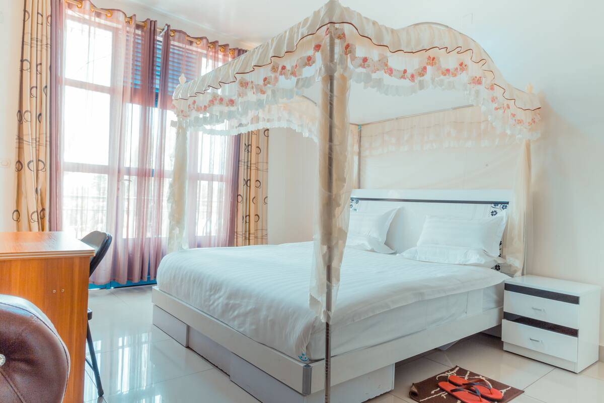Apartment, 2 Bedrooms | Peti besi dalam bilik, meja, seterika/papan seterika, Wi-fi percuma 
