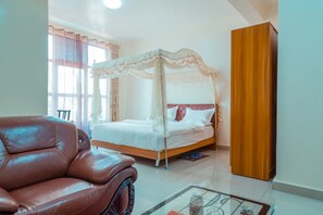 Habitación doble Deluxe | Caja de seguridad en la habitación y escritorio 