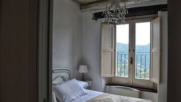 1 camera, biancheria da letto di alta qualità, una scrivania