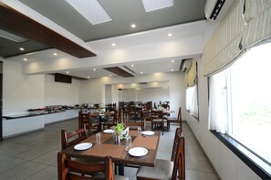 Melayani sarapan, makan siang, dan makan malam