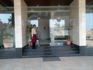 Pintu masuk properti