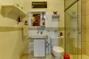 Chalet, 1 habitación | Baño | Ducha, artículos de higiene personal gratuitos y secador de pelo