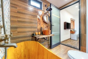 Deluxe Double Room, Bathtub | Bathroom | Free toiletries, hair dryer, bathrobes, slippers - La An Old Town Hotel (Da Nang)