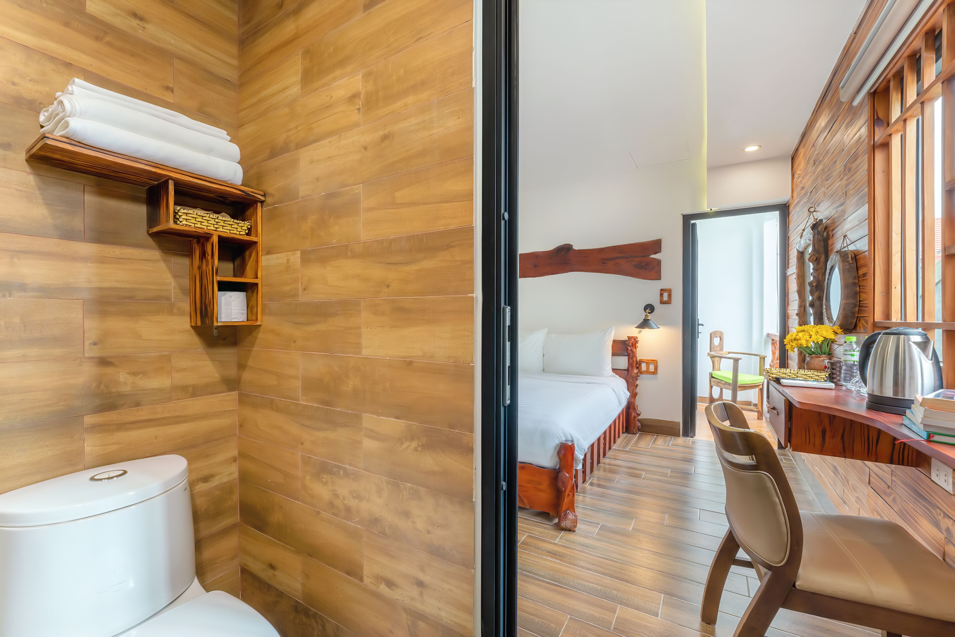 deluxe double room, 1 queen bed, balcony | 1 bedroom, minibar, blackout curtains, soundproofing